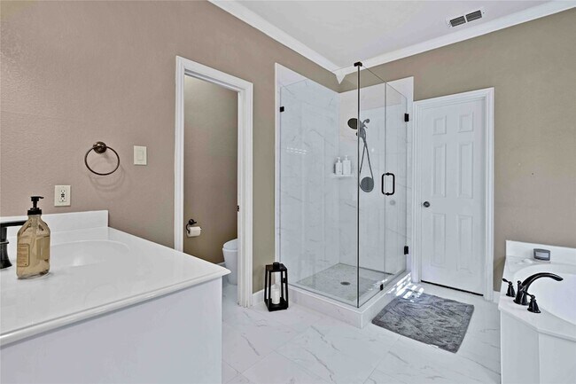 Building Photo - 7305 Oak Leaf Dr