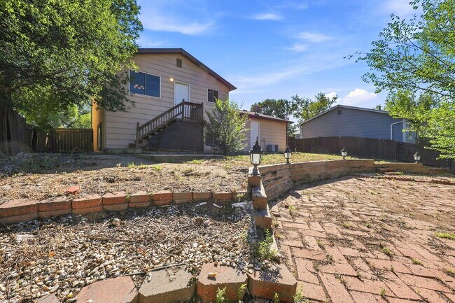 Building Photo - $1,895.95 3-bed, 1.5-bathroom located in Colorado Springs with a washer and dryer.
