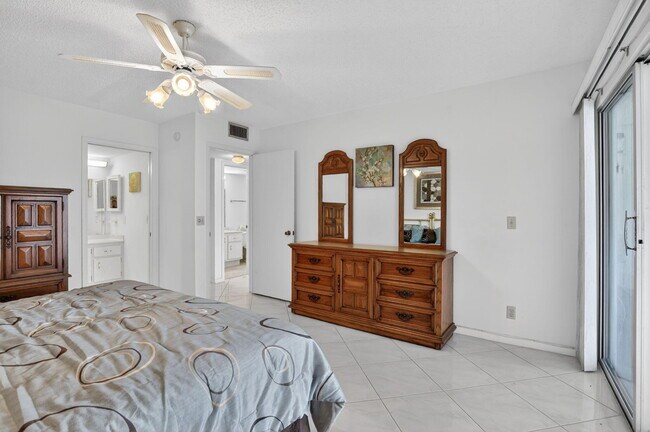 Building Photo - 2035 Ainslie C