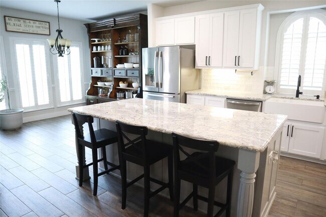 Building Photo - Room to S P R E A D out!