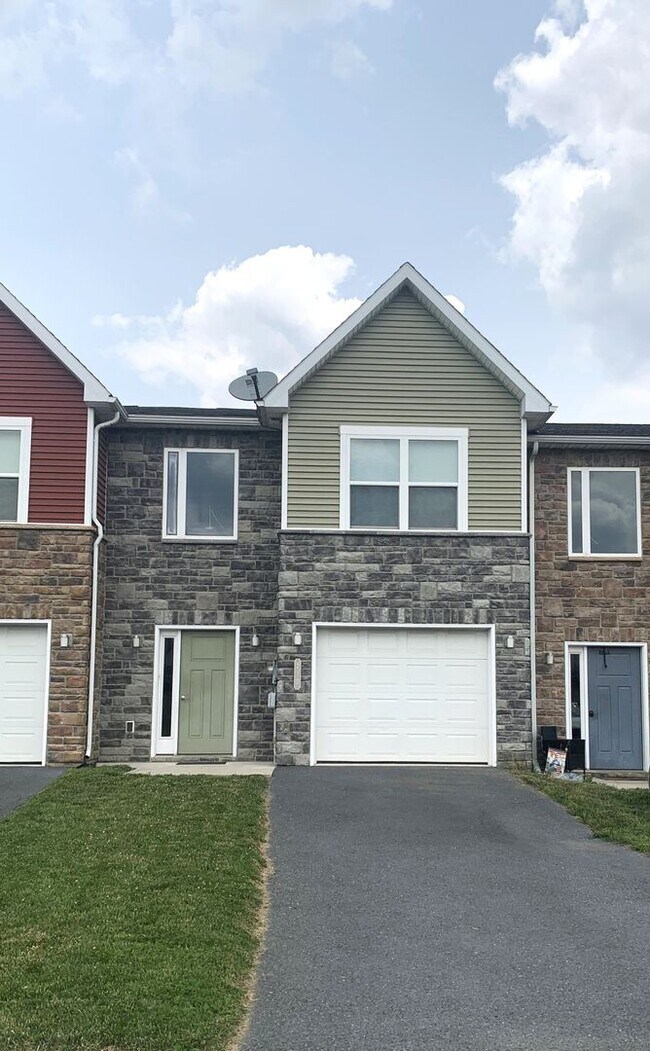 Building Photo - Spacious 3-Bed, 2.5-Bath Townhouse with Fe...