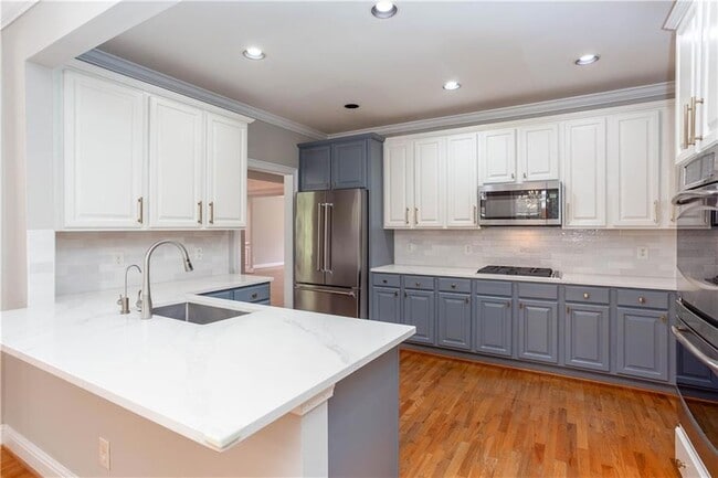 Building Photo - 3206 Windsor Lake Dr NE