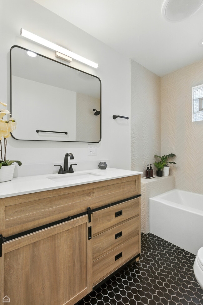 Building Photo - 1024 S Ridgeland Ave