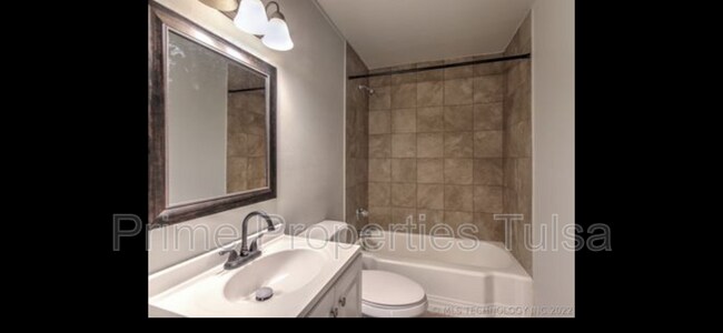 Building Photo - 925 E Thompson Ave