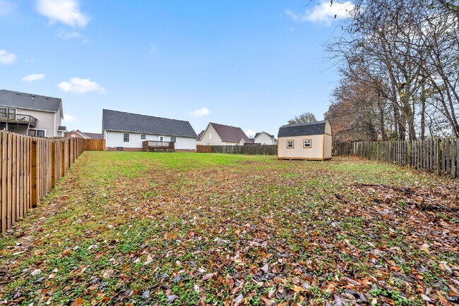 Building Photo - Spacious Home Conveniently Located Near I-24, Shopping, Restaurants, Movie Theater, AND More!