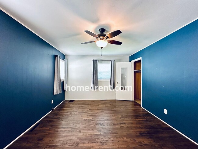 Building Photo - Overland Park Ranch w/ Wood Floors, Update...