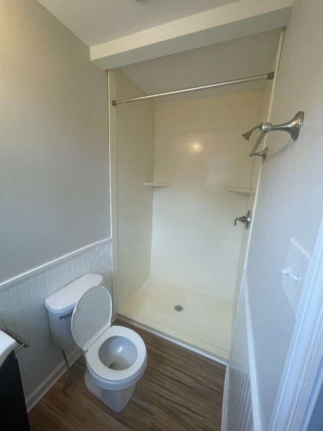 Building Photo - 4 bedroom house with fenced in yard and storage galore 8 minutes from Liberty University and Ward...