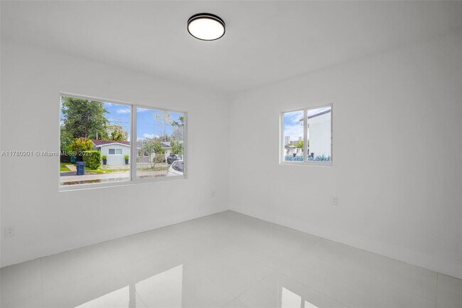Building Photo - 4112 SW 9th Terrace