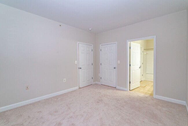 Building Photo - Spacious 3 Bed 2 Bath Condo With Balcony In Sought After Summerfield at Brambleton