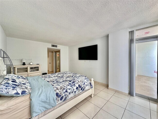 Building Photo - 6039 Collins Ave
