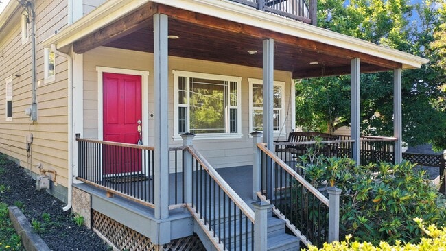 Building Photo - 2720 Sq. Ft. Character Home in downtown Ol...