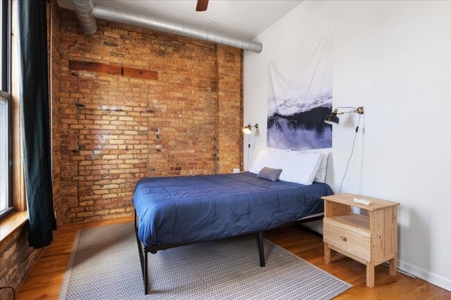 Building Photo - 2758 W Fullerton Ave