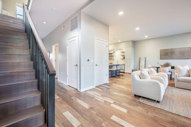 Building Photo - 598 Lathrop St