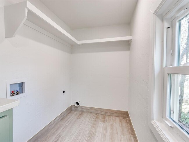 Building Photo - 801 N Ash St