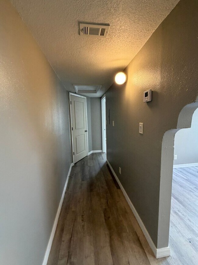 Building Photo - Apartment in Historical Tarpon Springs