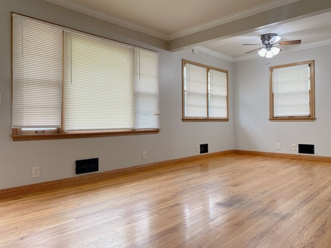 Building Photo - Beautiful 3 bed 1 bath house, over sized driveway, garage and fenced in back yard $1795