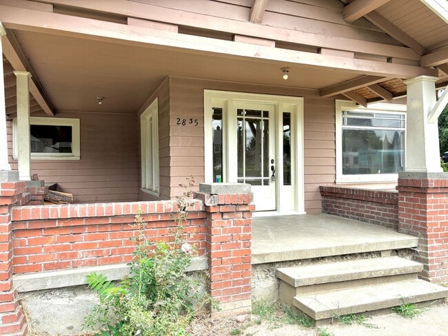 Building Photo - Historic Milwaukie 3 bedroom bungalow with...