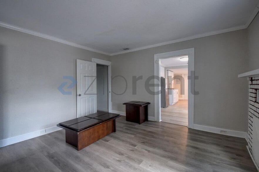Building Photo - Unit B