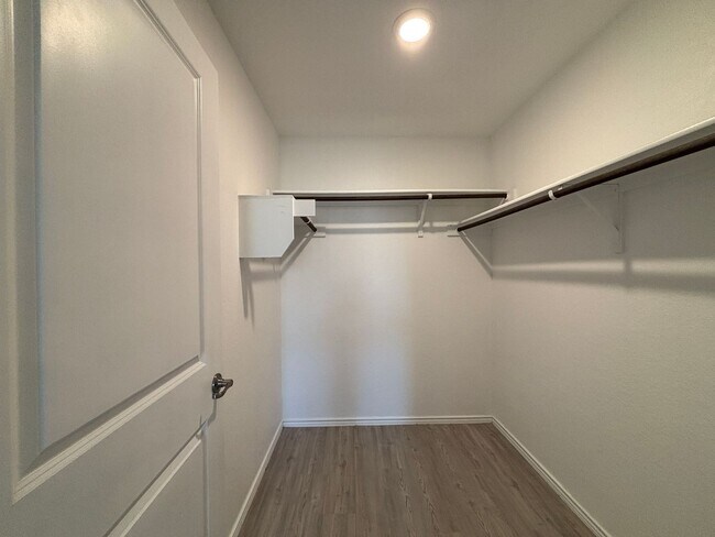 Building Photo - Almost New 3/2 in Thea Meadows