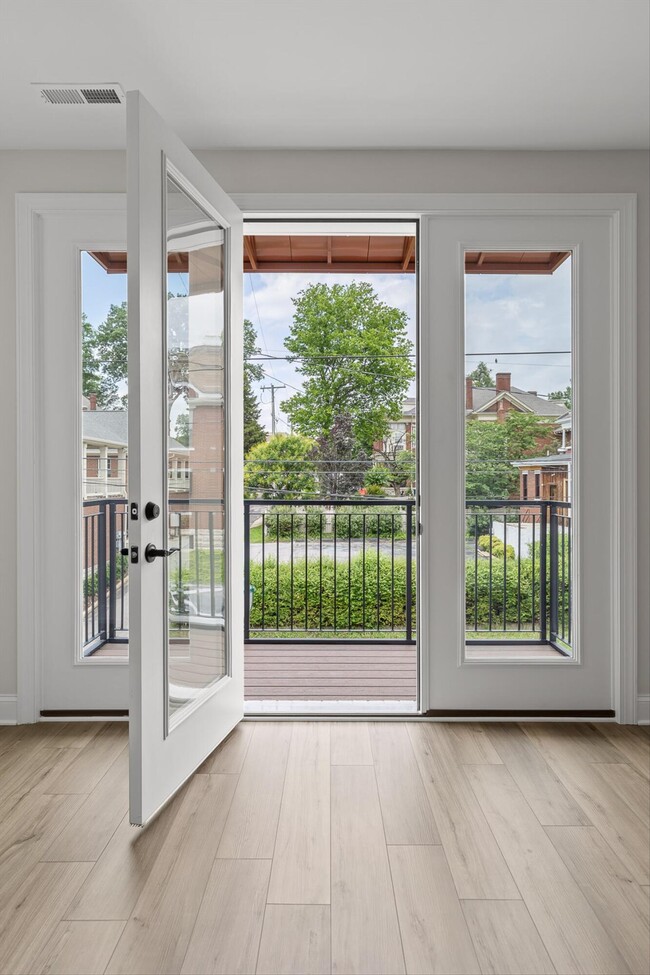 Building Photo - 715 Bespoke