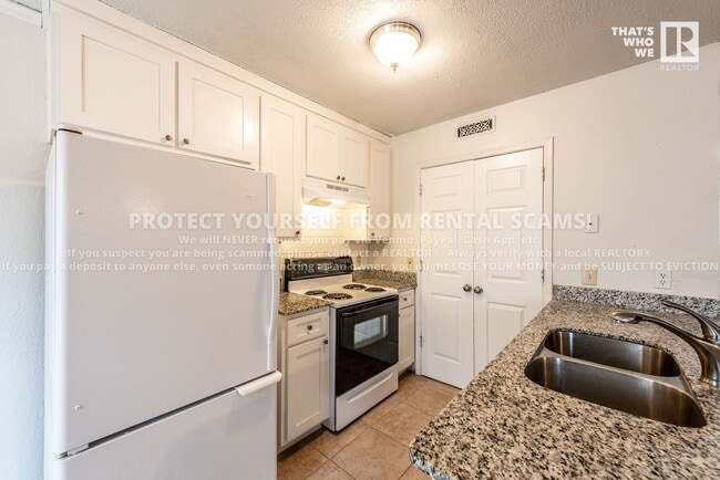 Building Photo - 2102 Blueberry Ln