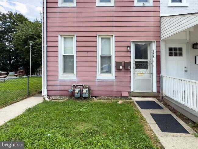 Building Photo - 658 Walnut St