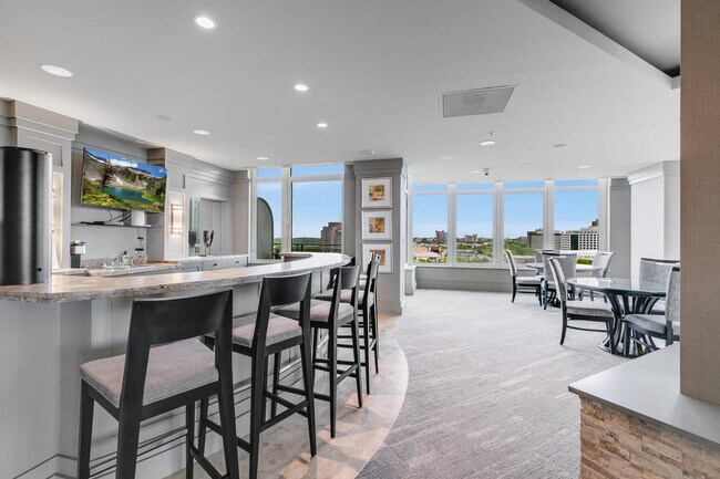 Building Photo - 8220 Crestwood Heights Dr