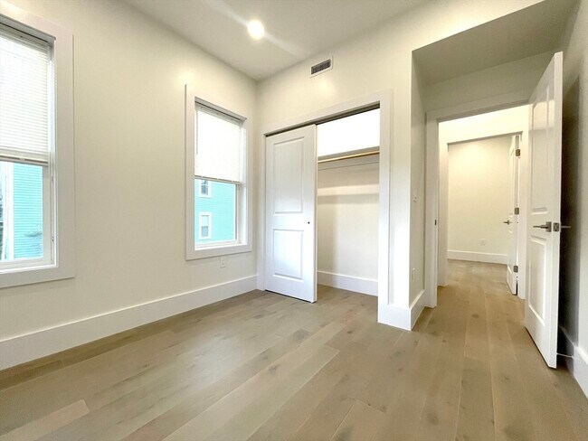 Building Photo - 16 Delle Ave