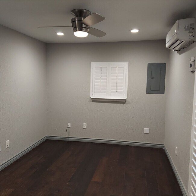 Building Photo - Charming 2bedroom, 2bath home, Like New near Land Park Area and City College.