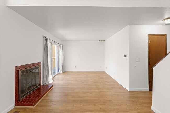 Building Photo - 2 Bedroom, 1.5 Bathroom Townhome-Style Condo in Tanasbrook, Near Tanasbourne!