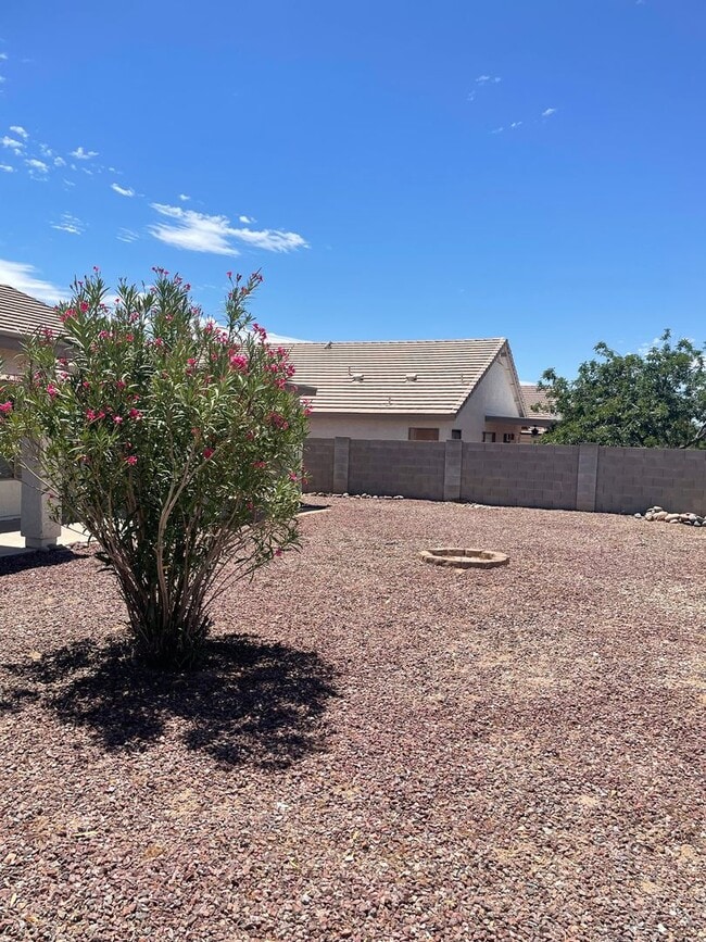 Building Photo - Lovely 3 Bedroom House!