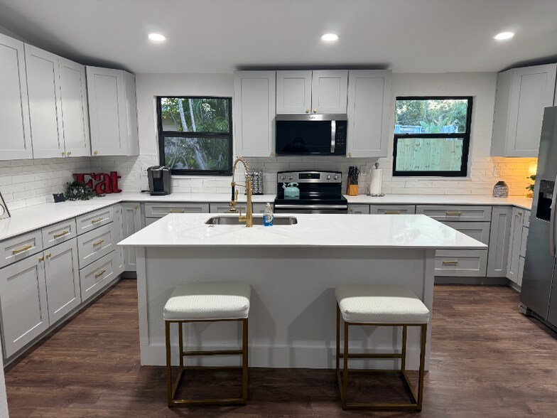 Building Photo - 3000 Karen Ave