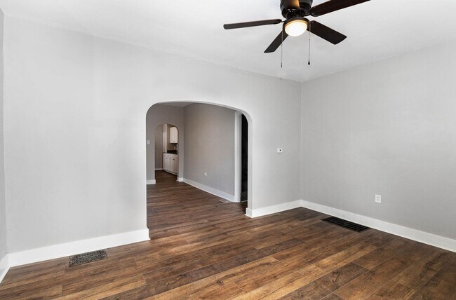 Building Photo - 3 Bedroom 2 Bathroom Home