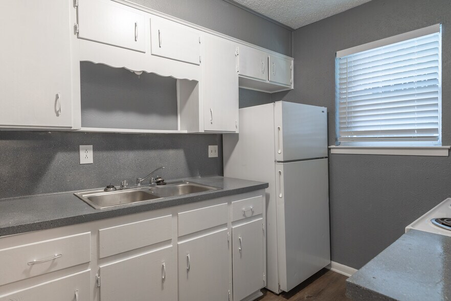 Building Photo - 705 Santa Rosa Dr