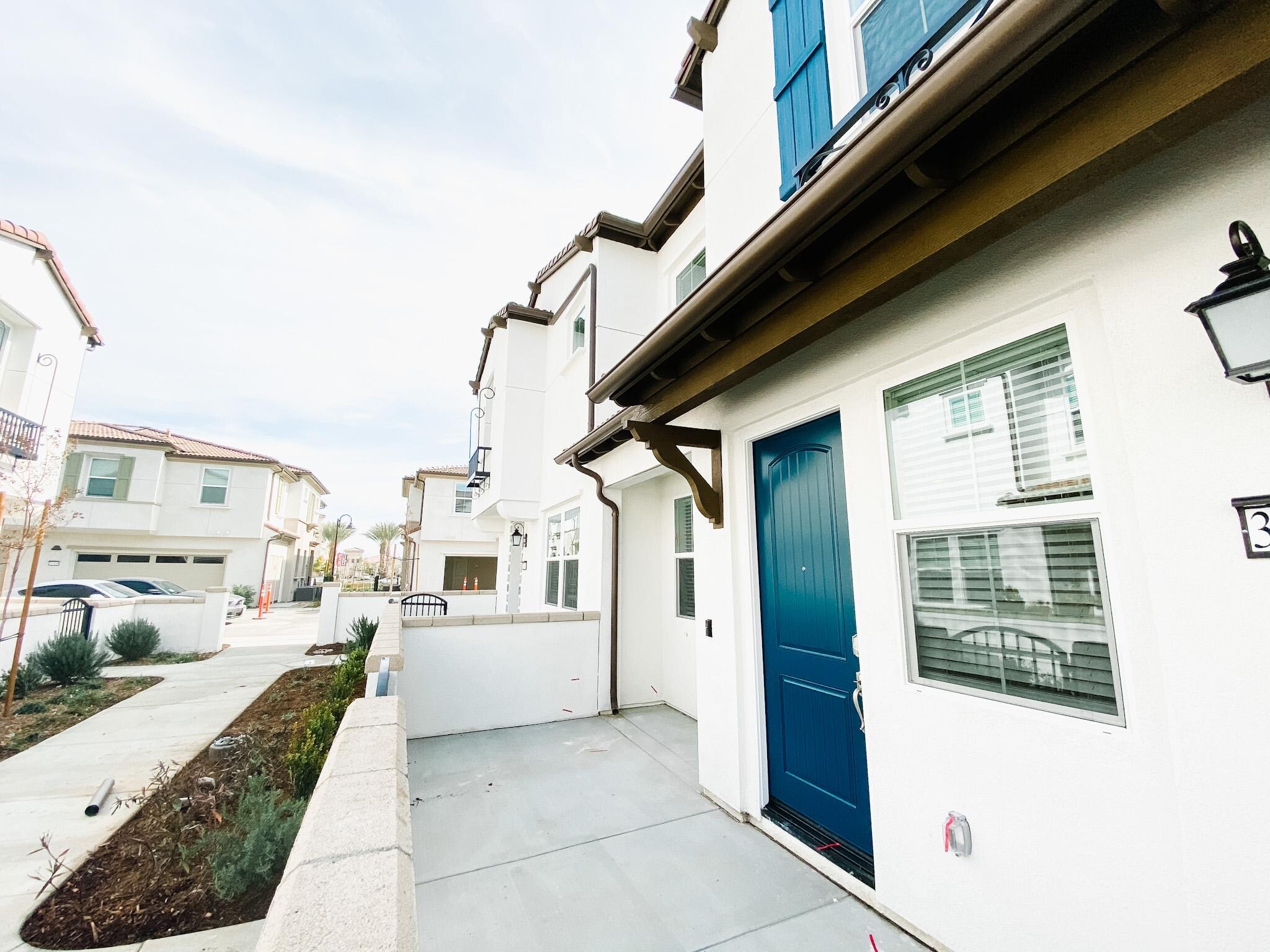 Building Photo - 30436 Town Square Dr