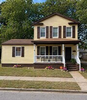 Building Photo - 1706 Des Moines Ave