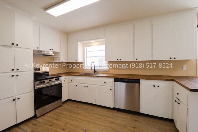 Building Photo - 3 Bed | 2.5 Bath in Oologah!