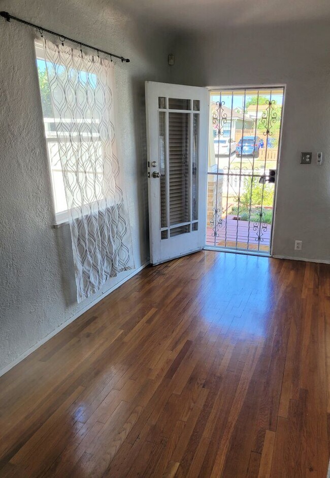 Building Photo - Charming 3 bedroom / 1 Bath House
