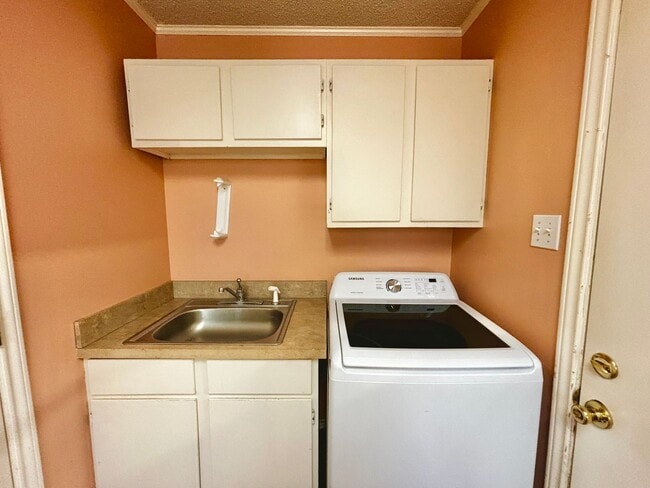 Building Photo - Pre-leasing for early July move in!