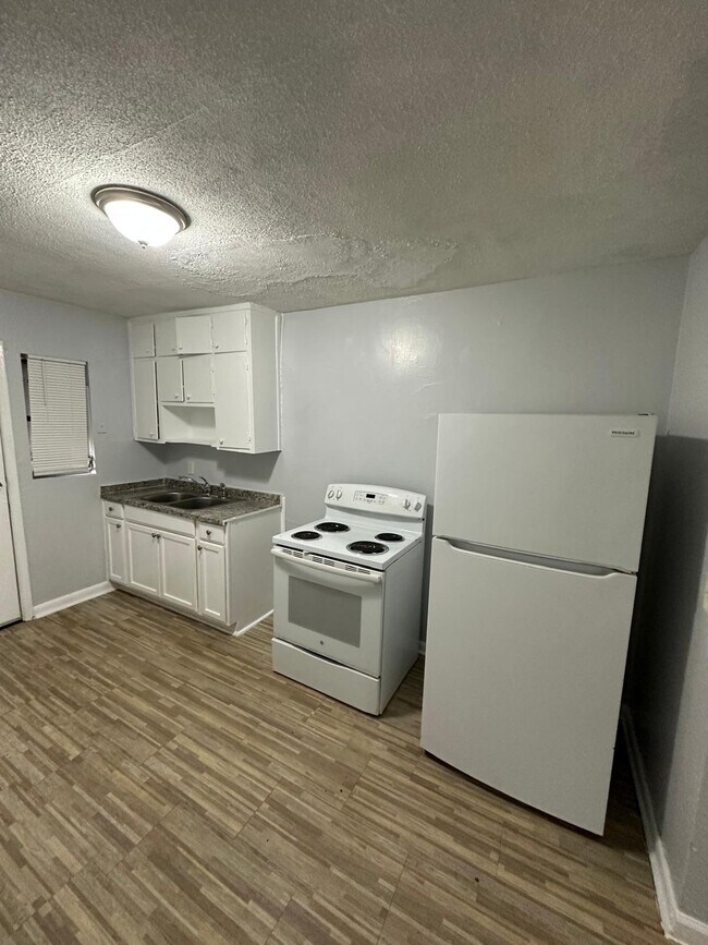 Primary Photo - 2845 W 6th St