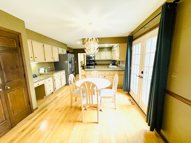 Building Photo - 817 Huntleigh Dr