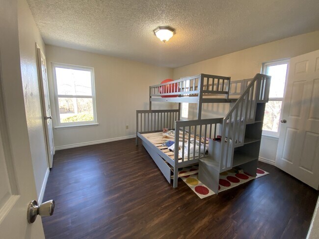 Building Photo - 9107 E 69th Pl