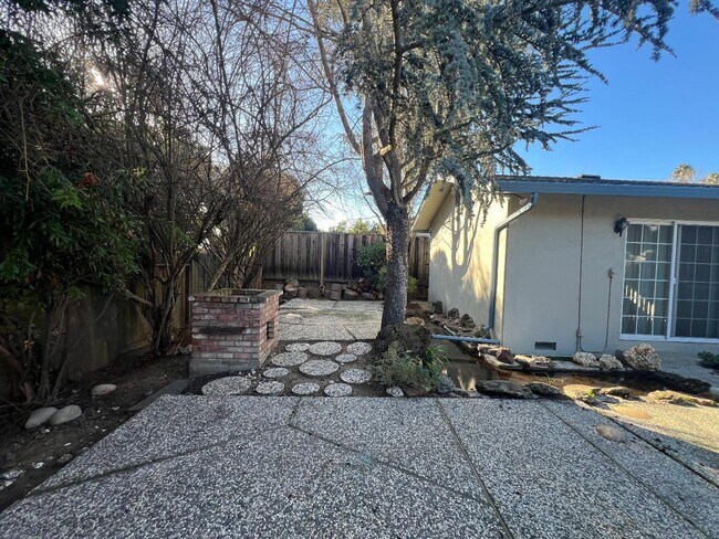 Building Photo - 6484 Camelia Dr