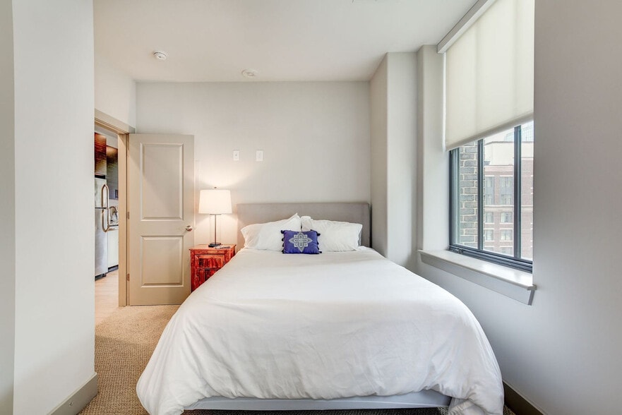 Building Photo - 10 Light St