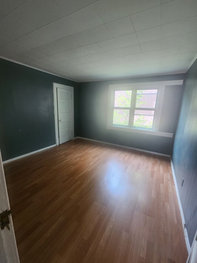 Building Photo - Huge 5 bed 2 bath home for rent