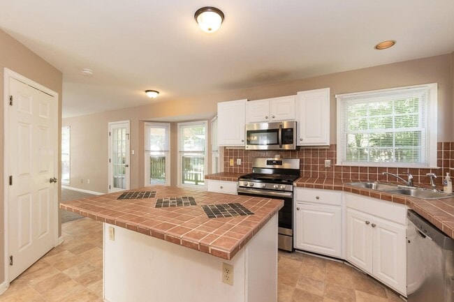 Building Photo - Three Bedroom Home!