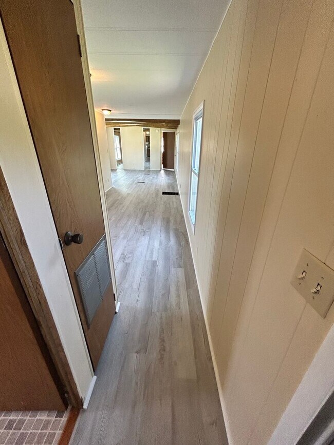 Building Photo - Thompsons Manor MHC
