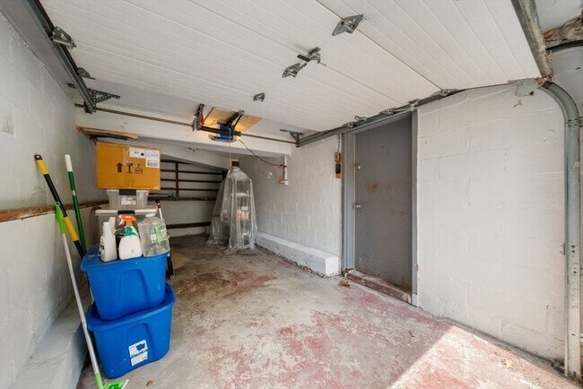 Building Photo - 31 Braeburn Rd