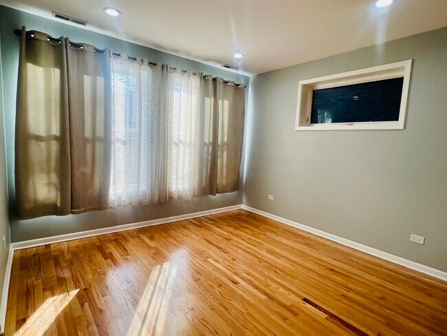 Building Photo - 1750 W Cermak Rd