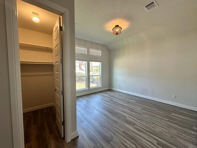 Building Photo - 240 Brentwood Dr